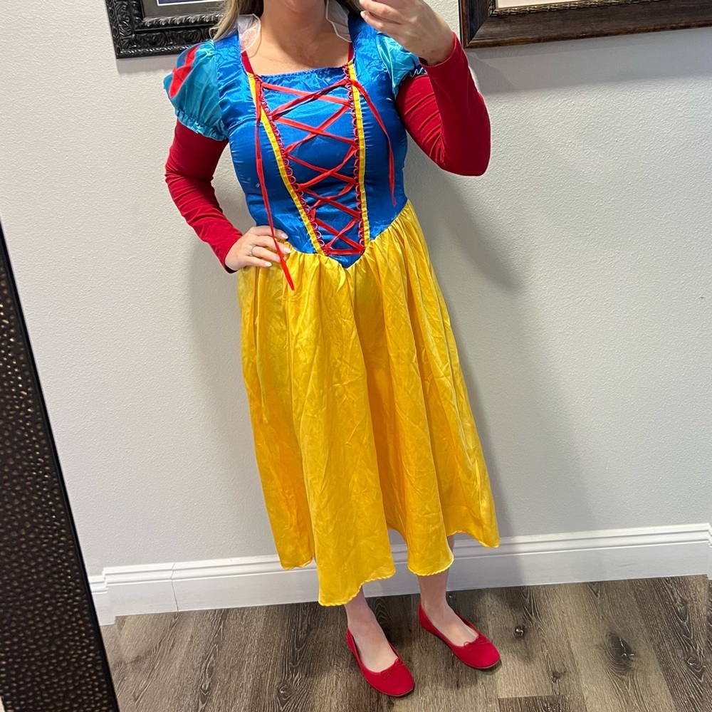 Womens Snow White Costume - size M. Leg Avenue.